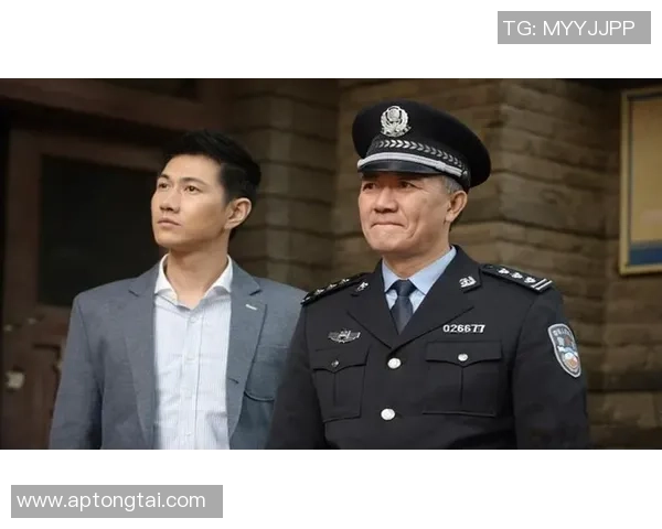 阳光照耀下的秘密对决神秘人背后的真相与勇气的较量